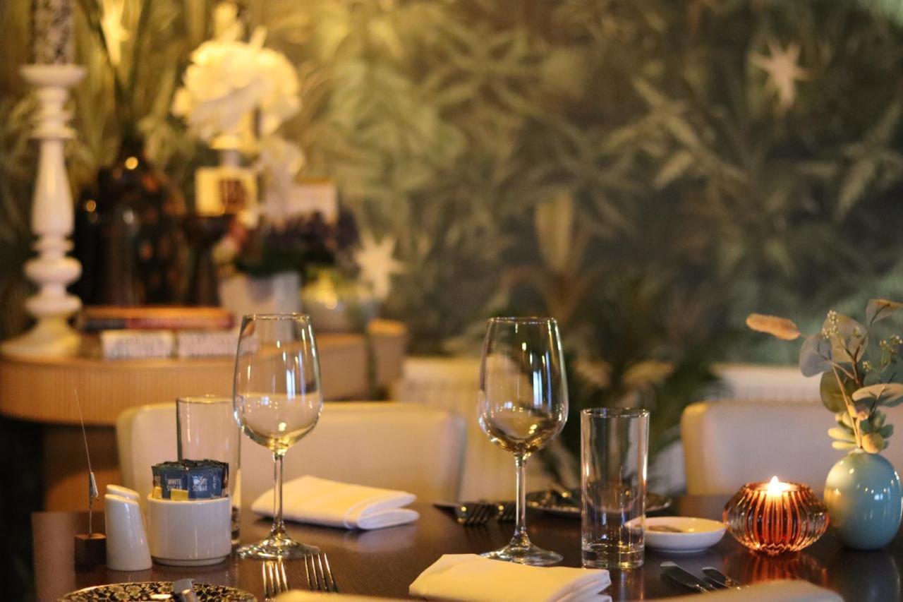 The Waterfront Boutique Hotel Stanley Esterno foto