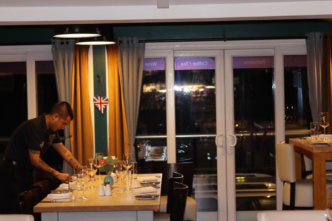 The Waterfront Boutique Hotel Stanley Esterno foto