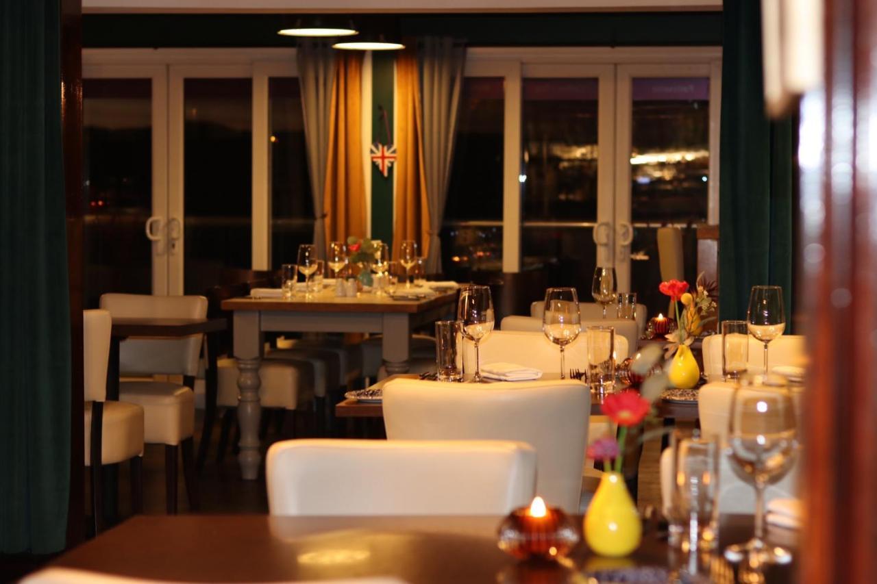 The Waterfront Boutique Hotel Stanley Esterno foto